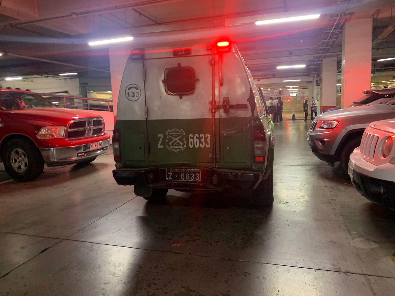 Roban camioneta desde estacionamiento de supermercado