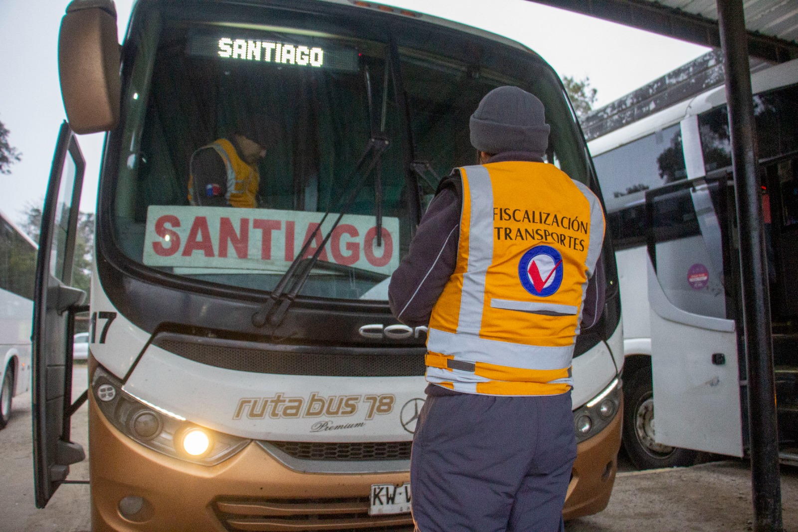 Realizan intensa fiscalización a conductores y buses en terminal rodoviario de Melipilla