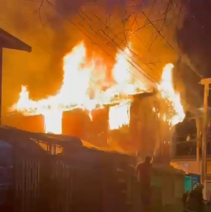 Voraz incendio consume vivienda en población Obispo Pablo Lizama