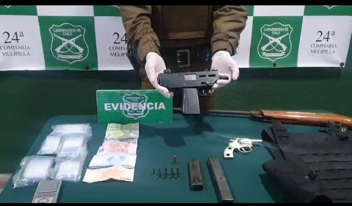 Carabineros de Melipilla incauta armamento automático: Hay cuatro detenidos