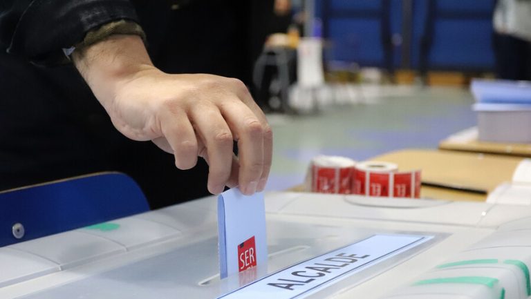 Cadem: Candidatos independientes lideran preferencias con un 20% de apoyo