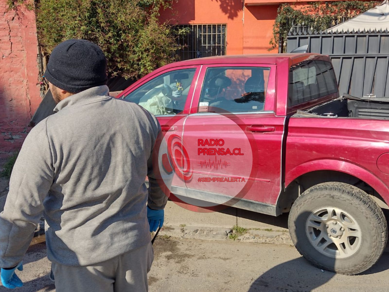 Un lesionado tras choque de camioneta contra muro perimetral de vivienda en Melipilla