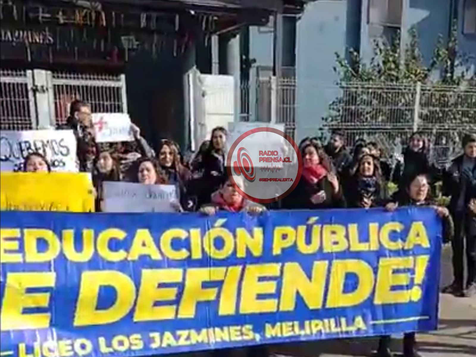 Funcionarios de Liceo Los Jazmines de Melipilla se manifiestan exigiendo más seguridad