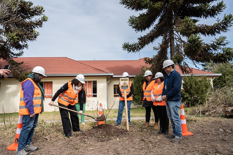 Colocan primera piedra de obras de mejoramiento en escuela Carmen Bajo