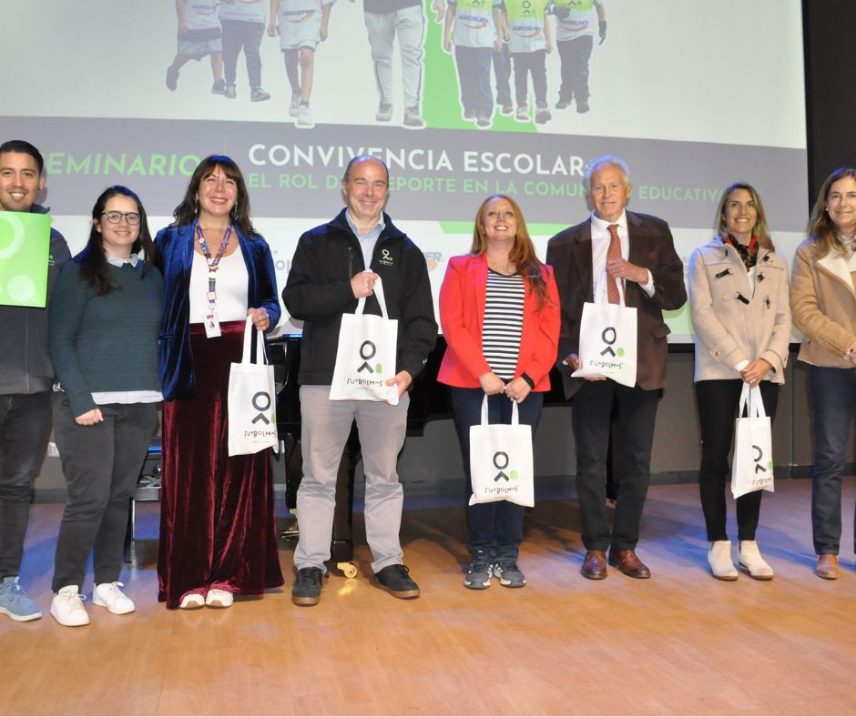 Agrosuper y Fundación Fútbol Más realizan seminario sobre convivencia escolar y rol del deporte