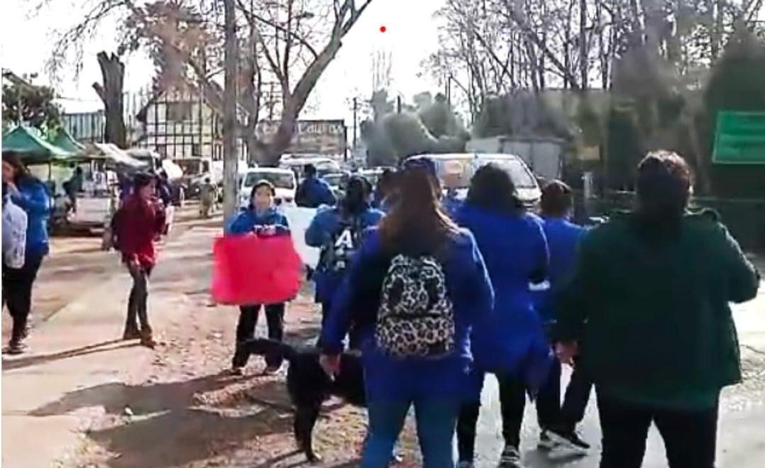 Funcionarias de jardines infantiles de Peñaflor realizan protesta exigiendo mejoras en sus condiciones laborales