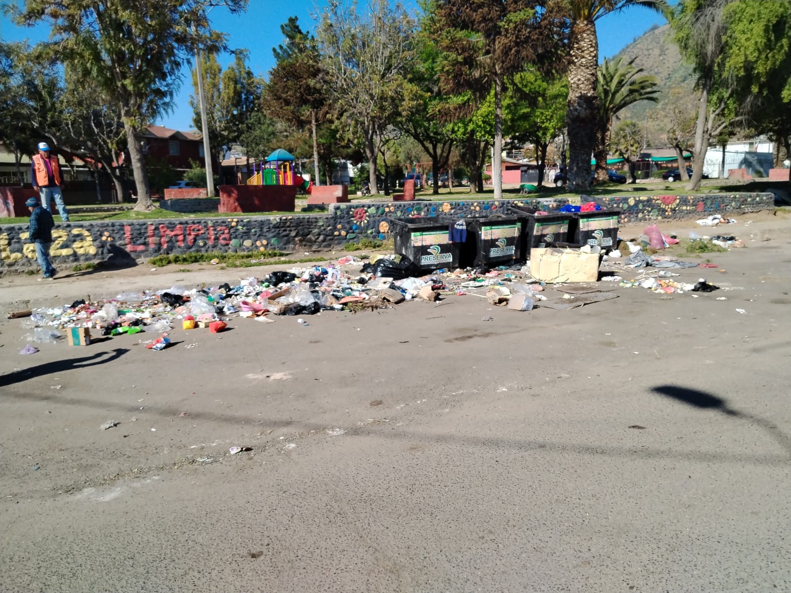 Vecinos molestos por inescrupulosos que tiran basura en plaza Eduardo Frei