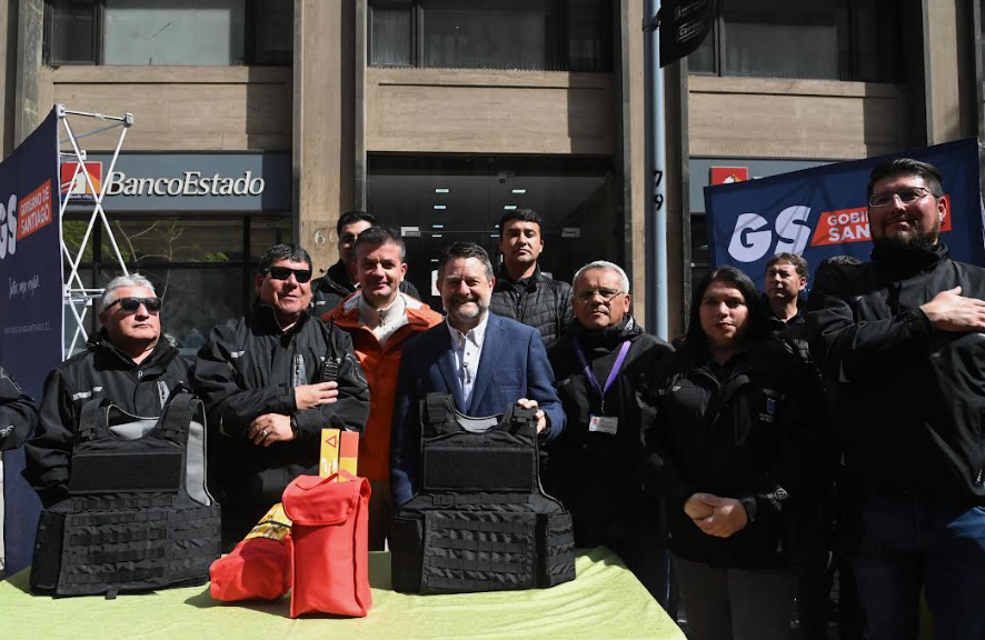 Gobierno de Santiago realiza segunda entrega de chalecos antibala a más de 150 funcionarios municipales de la RM