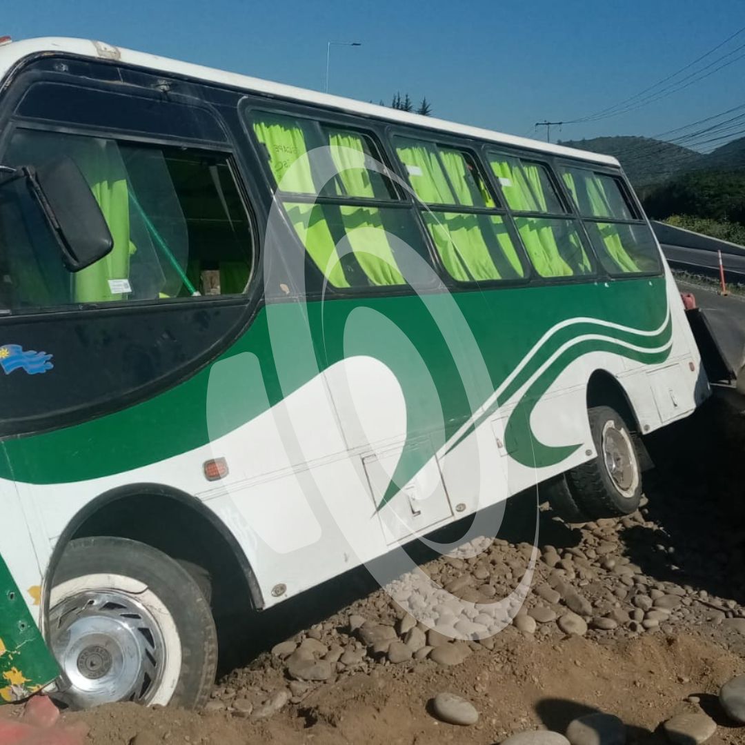 Microbús con trabajadores agrícolas cae a excavación en Cruce El Marco de Pomaire: no se registraron lesionados