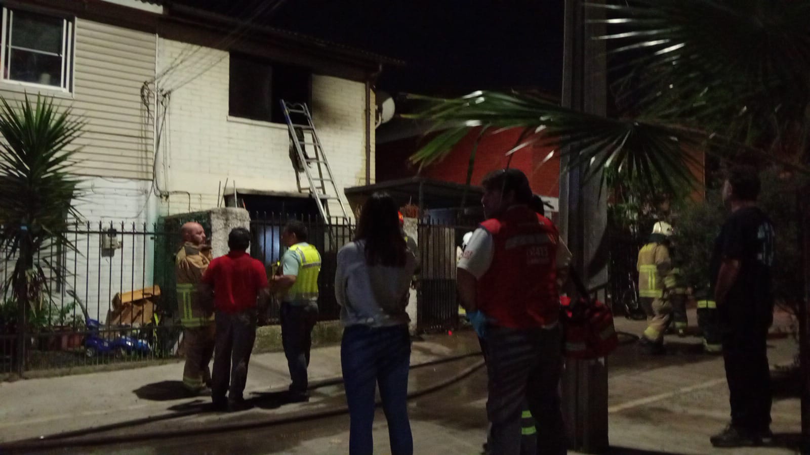 Voraz incendio reduce a escombros vivienda en Talagante