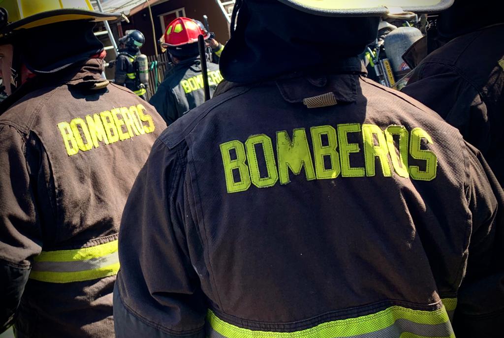 Bomberos combate incendio de viviendas en Mallarauco