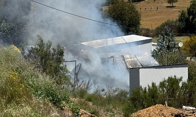 Fuego consume vivienda de material ligero en San Pedro