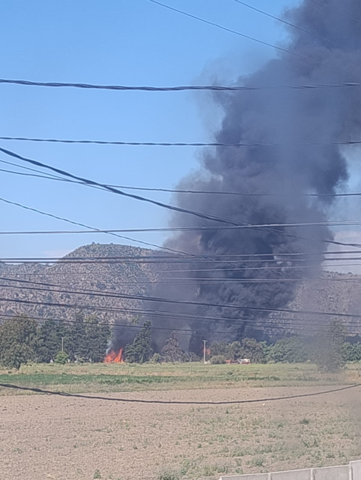 Bomberos de varias comunas combatieron incendio de acopio de neumáticos en Isla de Maipo