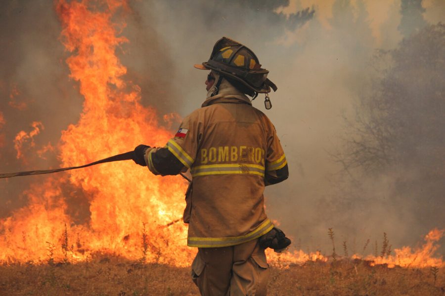 Bomberos realiza campaña de recolección de agua para hidratar a su personal durante los incendios forestales